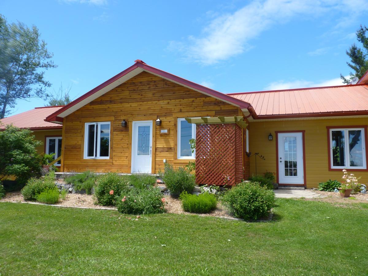 Auberge Ma Maison Sainte-Melanie Luaran gambar